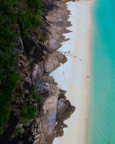 白天海滩鸟瞰图